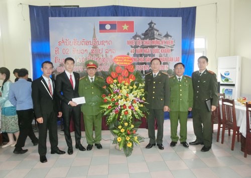 Đồng chí Đại tá Trần Anh Hoài - Đại diện Cục X14, BCA tới thăm và chúc mừng 40 năm ngày Quốc khánh nước CHDCND Lào